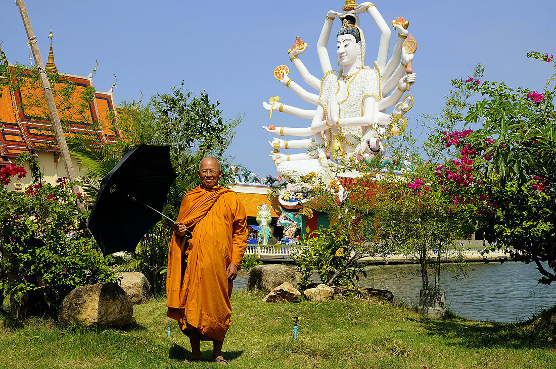 Mönch mit Schirm vor Nuam Na Ram Tempel, Nordküste, Ko Samui, Thailand