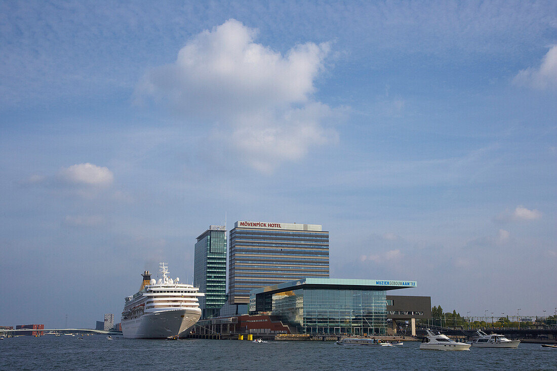 Kreuzfahrtschiff auf em Fluss Het Ij neben Hochhäusern, Amsterdam, Niederlande, Europa