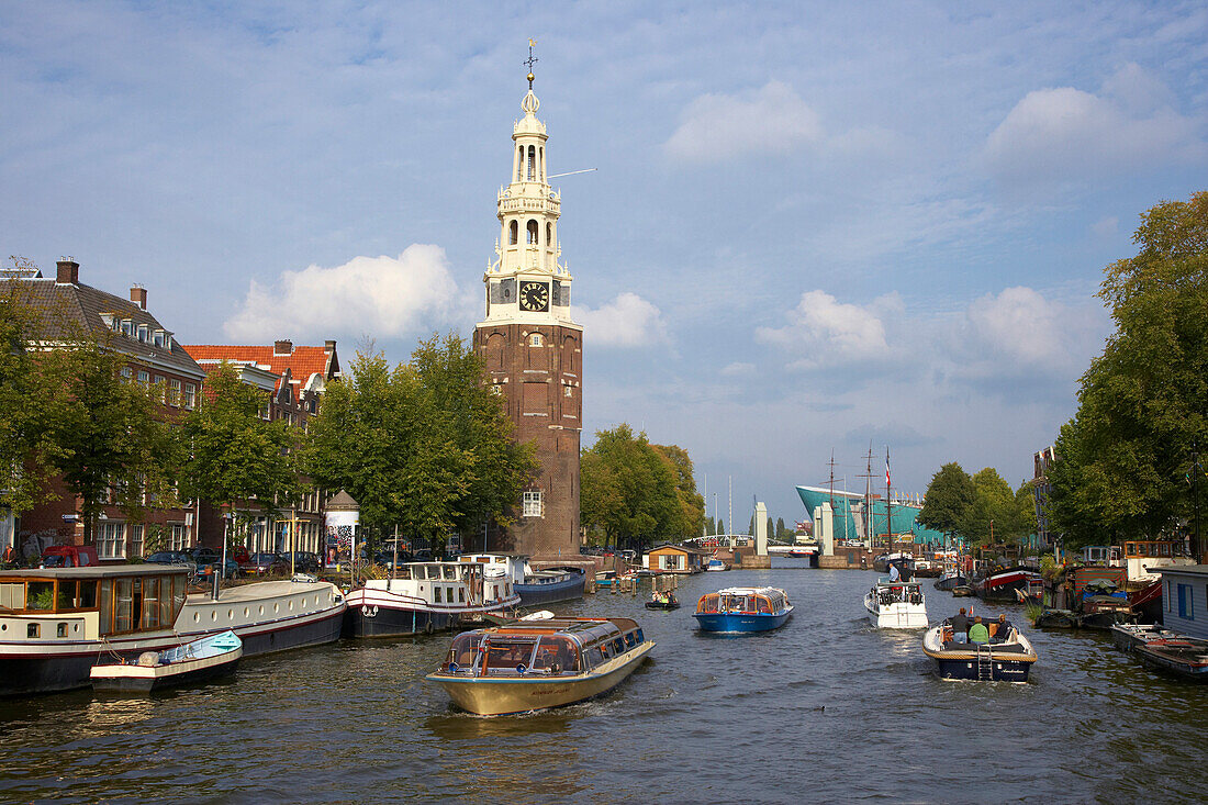 Boote fahren auf dem Fluss Oude Schans in Amsterdam, Holland, Europa