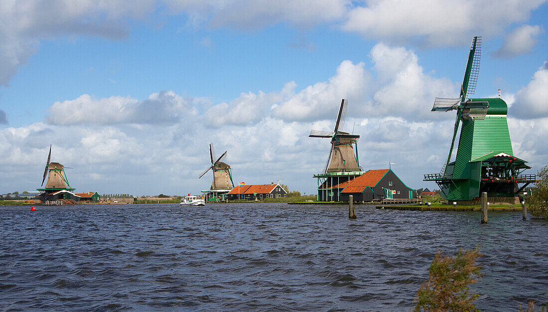Blick auf Windmühlen im Freilichtmuseum Zaanseschans am Fluss Zaan, Holland, Europa