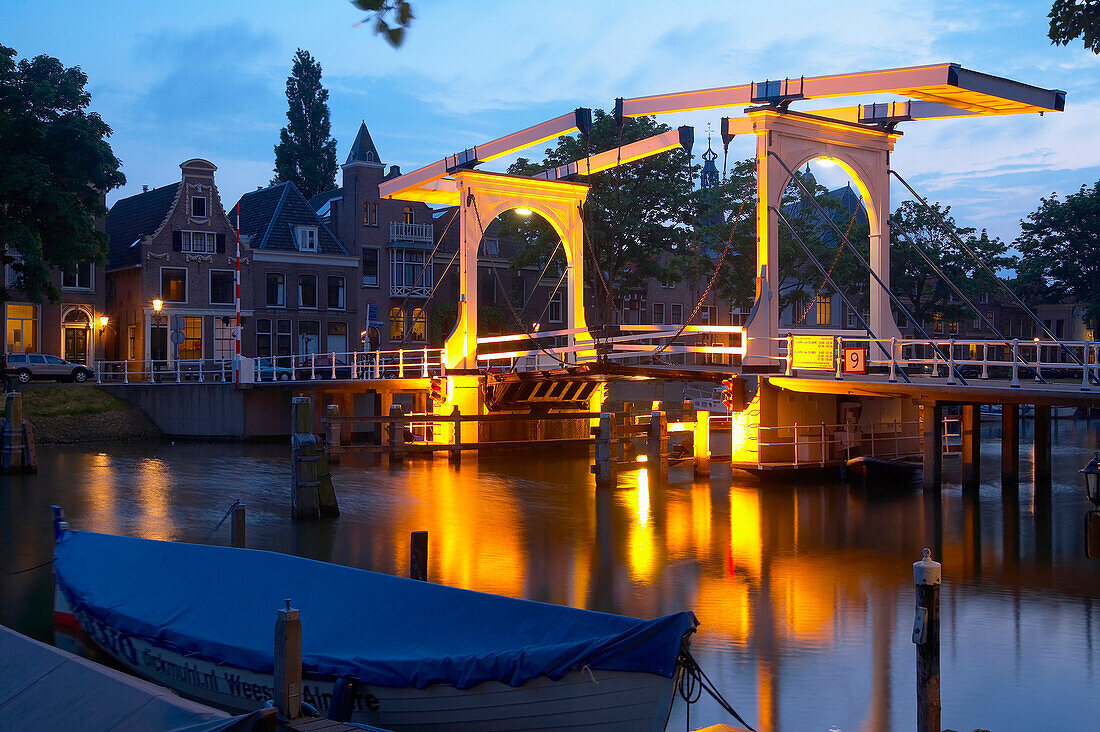Blick auf eine Klappbrücke am Fluss Vecht am Abend, Weesp, Holland, Europa