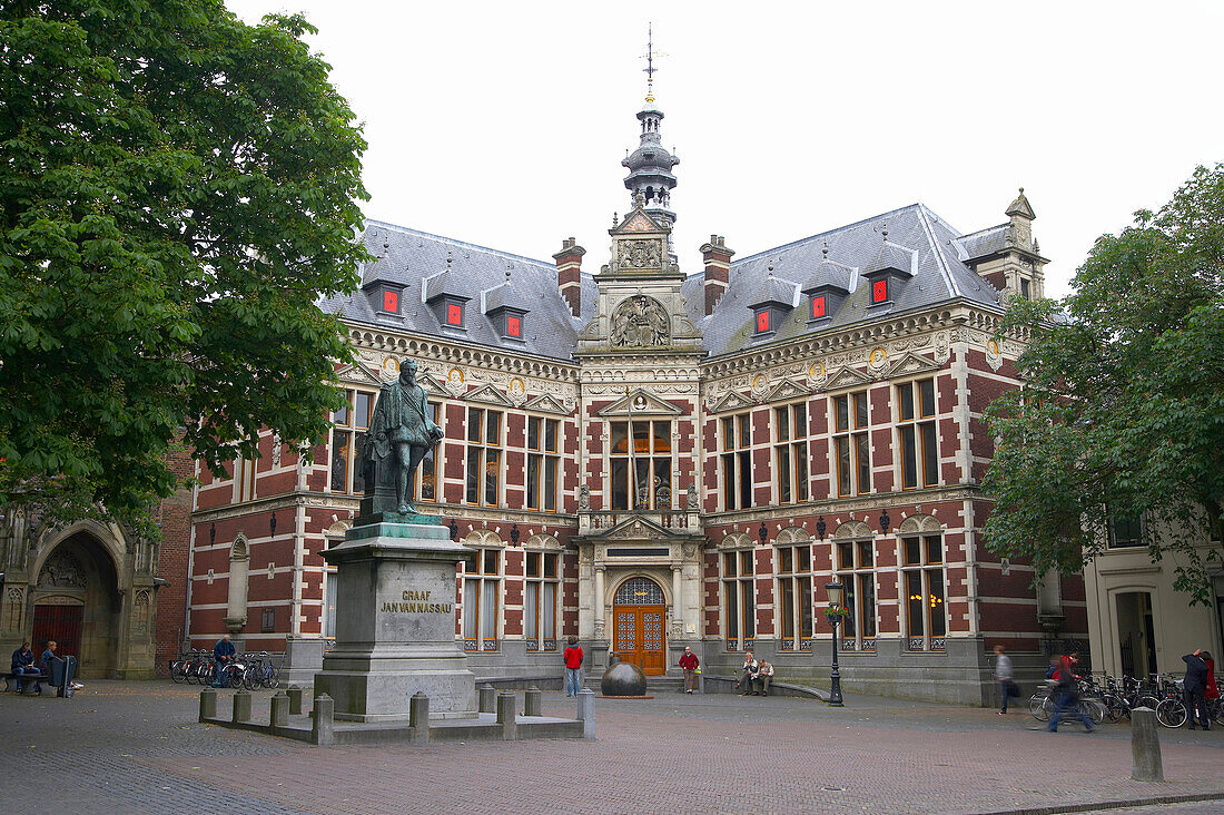 Denkmal vor der Universität in der Altstadt, Domplatz, Utrecht, Holland, Europa