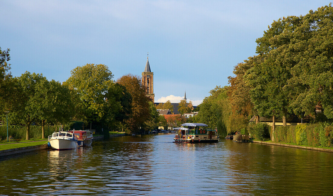 Kleine Fähre überquert den Fluss Vecht, Kirche im Hintergrund, Loenen, Holland, Europa