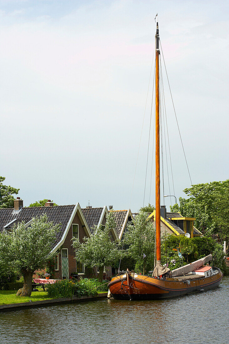 Segelboot auf dem Oude Rijn Kanal an einem Garten, Holland, Europa