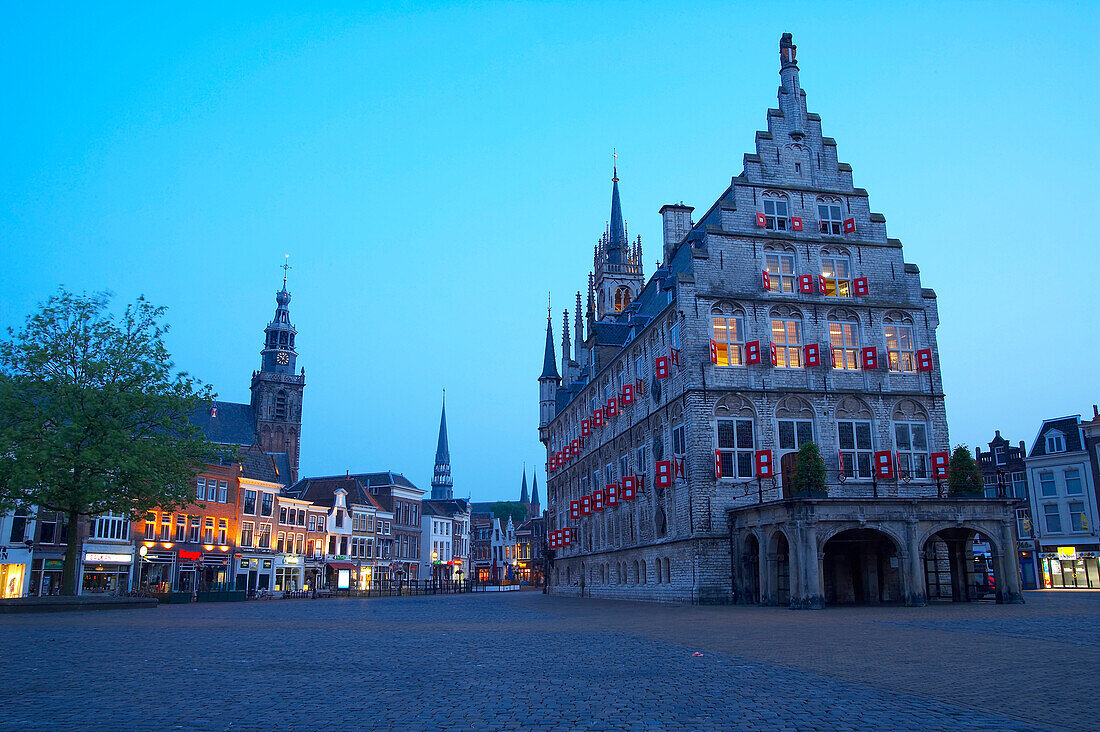 Marktplatz mit gotischem Rathaus und Kirche am Abend, Altstadt, Gouda, Holland, Europa