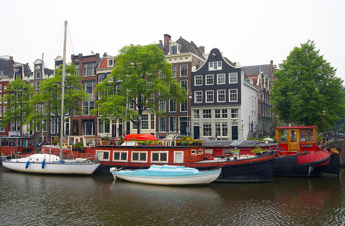 Boote und Häuser am Ufer der Amstel in Amsterdam, Holland, Europa