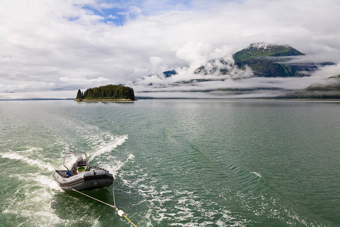 Mensch in einem Boot vor Küste unter Wolkendecke, Endicott Arm, Inside Passage, Südost Alaska, USA