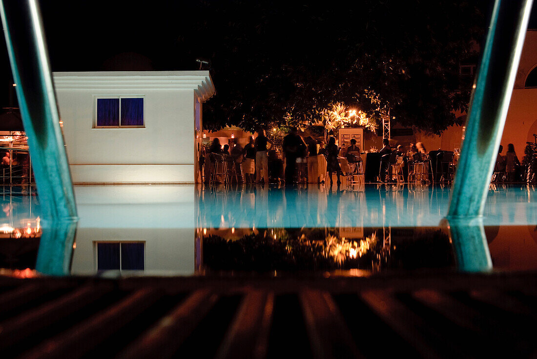 Blick über das Wasser eines Pools bei Nacht, Hammamet, Gouvernorat Nabeul, Tunesien, Afrika