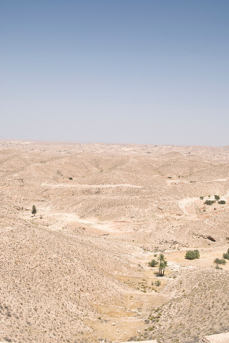 Menschenleere Wüste unter blauem Himmel, Hammamet, Gouvernorat Nabeul, Tunesien, Afrika