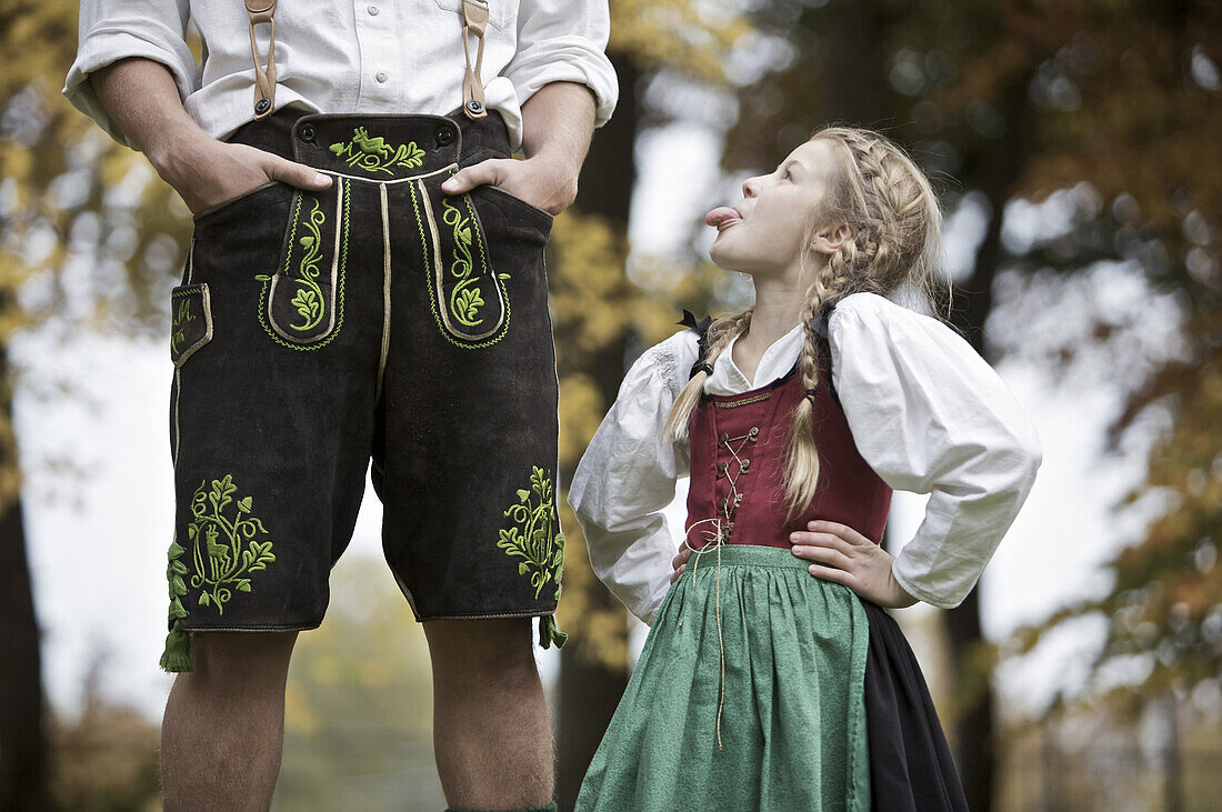 Kleines Mädchen im Dirndl streckt seine Zunge heraus, Kaufbeuren, Bayern, Deutschland
