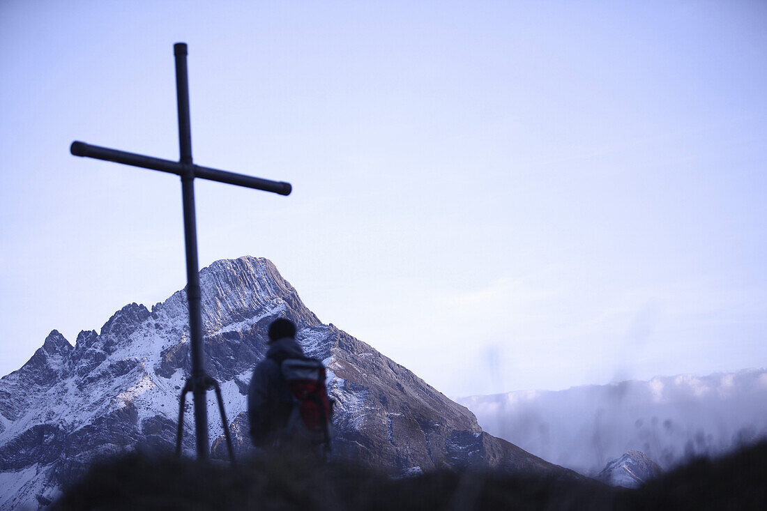 Wanderer am Gipfelkreuz, Oberstdorf, Bayern, Deutschland