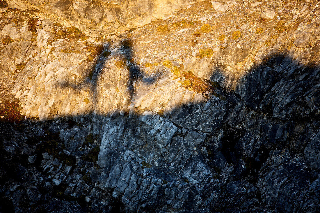 Schatten zweier Personen auf den Felsen, Oberstdorf, Bayern, Deutschland