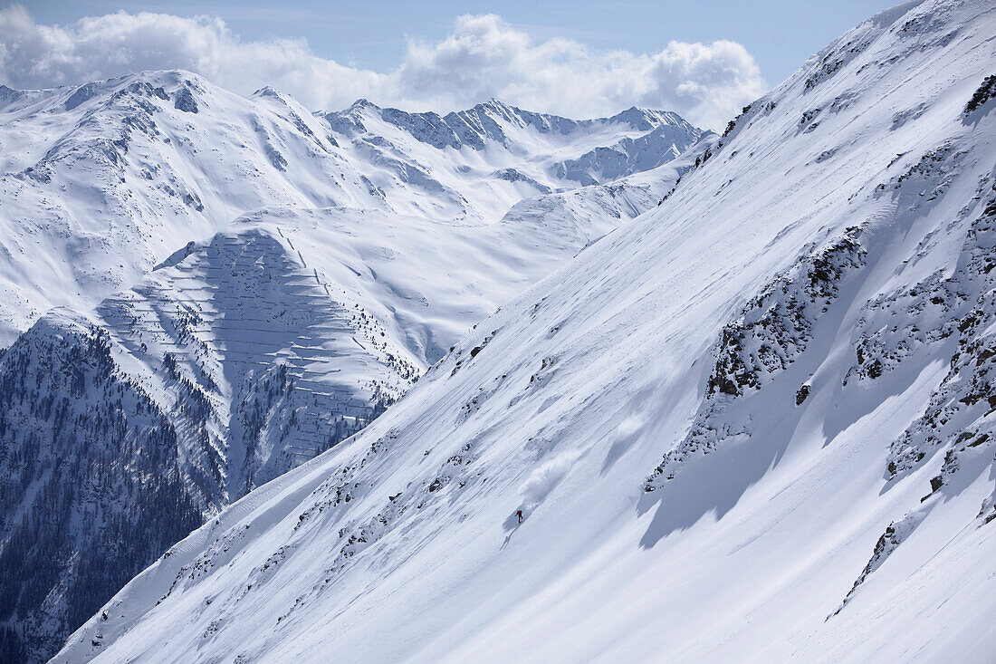 Snowboarder fährt im Tiefschnee, Kappl, Tirol, Österreich
