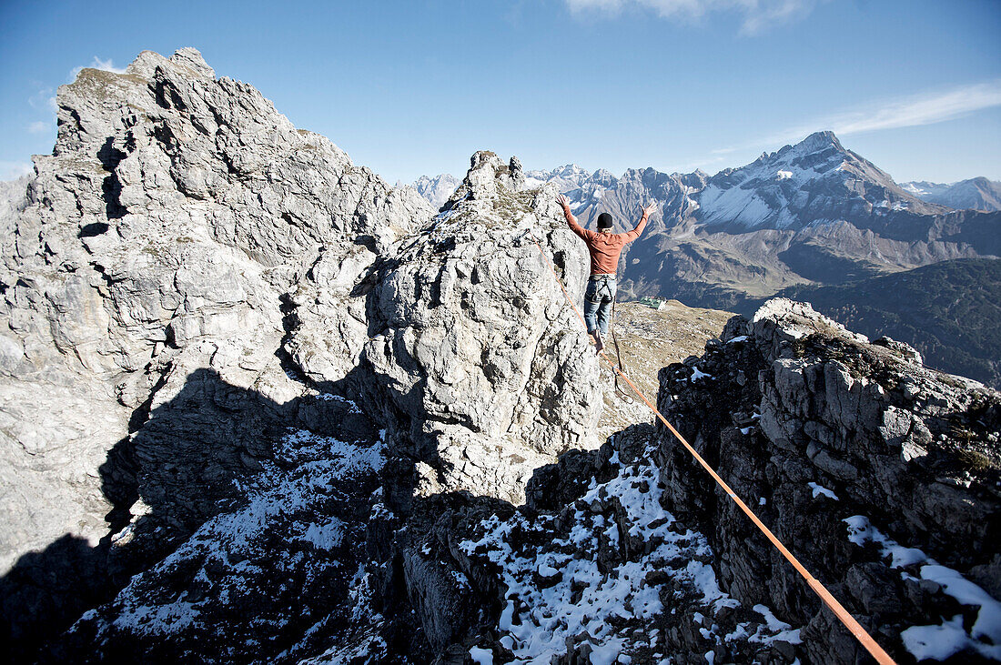 Mann balanciert auf einem Seil, Slackline in den Bergen, Oberstdorf, Bayern, Deutschland