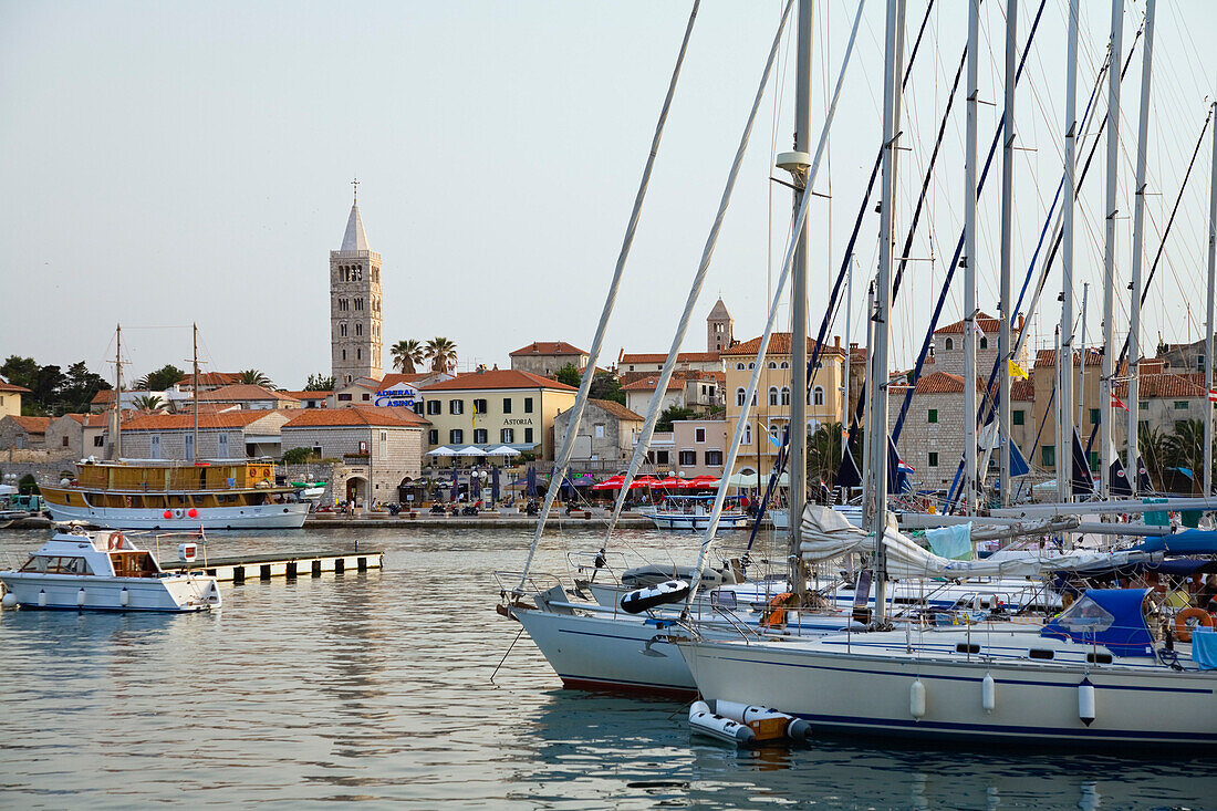 Blick auf Segelboote und den Hafen Rab am Abend, Insel Rab, Kroatien, Europa