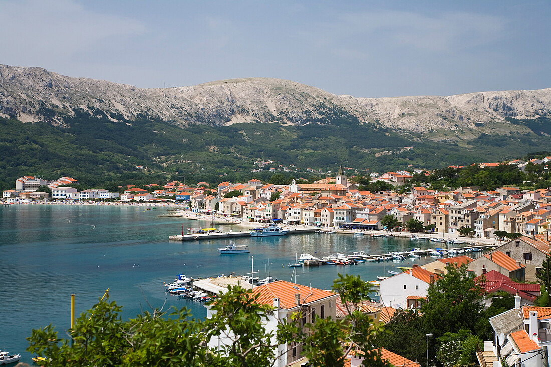 Blick auf den Hafen in der Bucht von Baska, Insel Krk, Kroatien, Europa