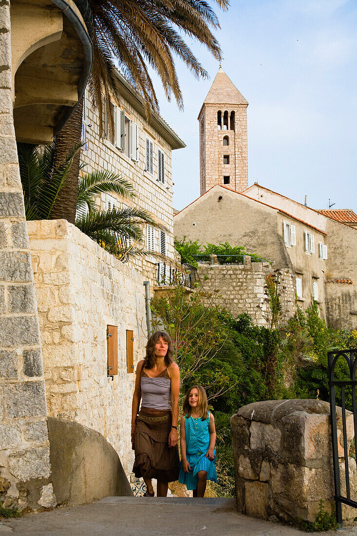 Eine Frau und ein Mädchen gehen durch die Altstadt, Rab, Insel Rab, Istrien, Kroatien, Europa