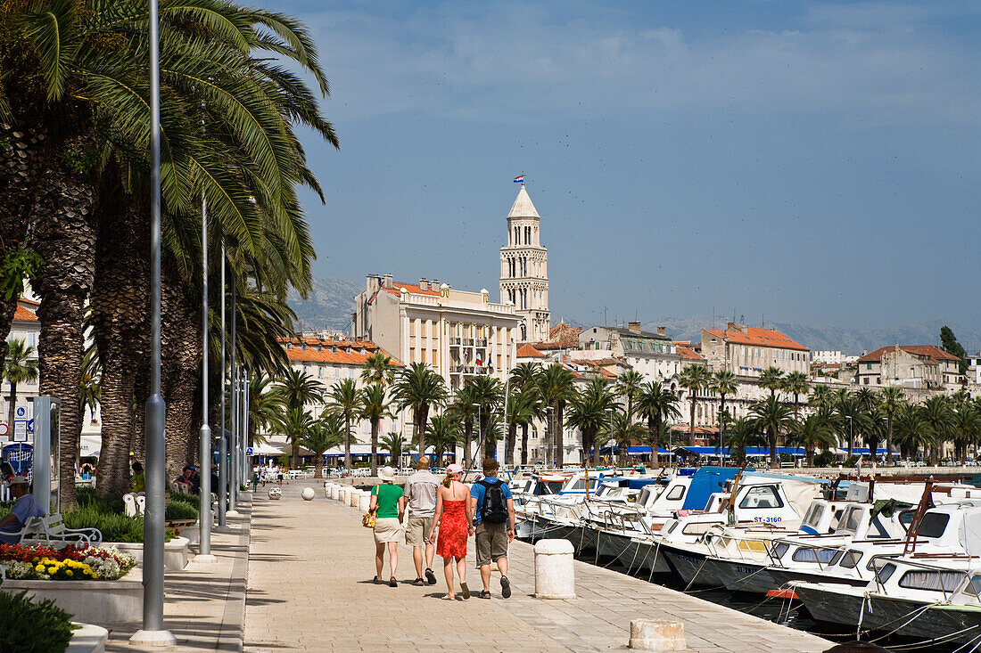 Menschen gehen über die Uferpromenade im Sonnenlicht, Riva, Split, Dalmatien, Kroatien, Europa