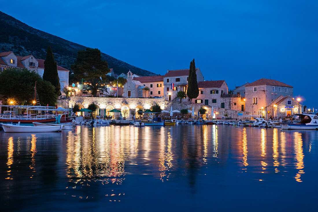 Beleuchtete Häuser am Hafen Bol am Abend, Insel Brac, Dalmatien, Kroatien, Europa