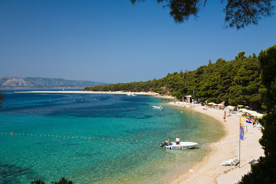 Menschen am Strand unter blauem Himmel, Goldenen Horn, Bol, Insel Brac, Dalmatien, Kroatien, Europa