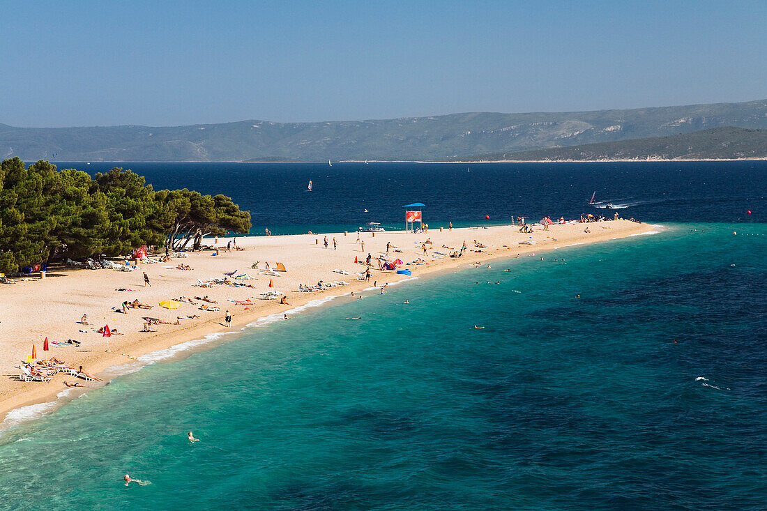 Menschen am Strand im Sonnenlicht, Goldenes Horn, Bol, Insel Brac, Dalmatien, Kroatien, Europa