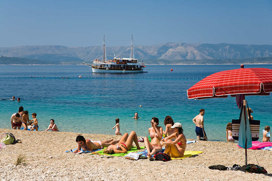 Menschen am Strand im Sonnenlicht, Insel Brac, Dalmatien, Kroatien, Europa