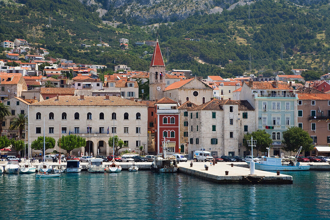 Blick auf Häuser und Hafen im Sonnenlicht, Makarska, Dalmatien, Kroatien, Europa