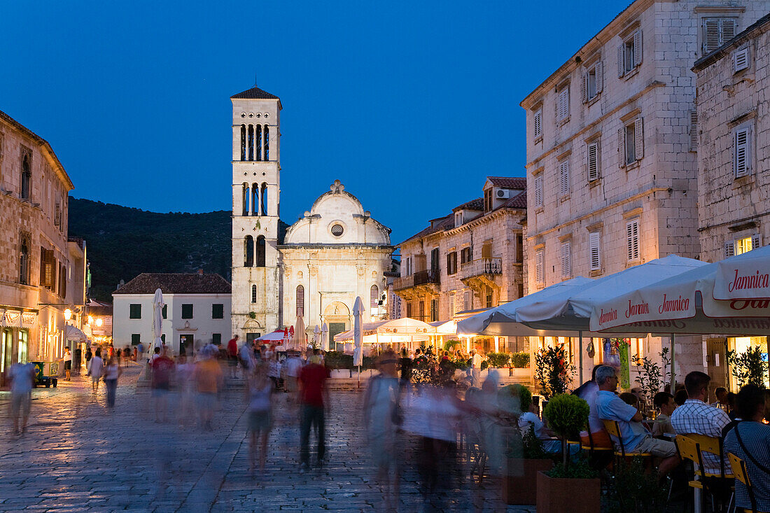 Menschen am Abend in Strassencafes in der Altstadt von Hvar, Insel Hvar, Dalmatien, Kroatien, Europa