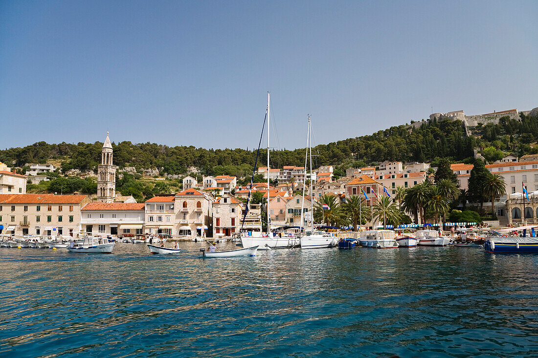 Boote und Hafen von Hvar unter blauem Himmel, Insel Hvar, Dalmatien, Kroatien, Europa