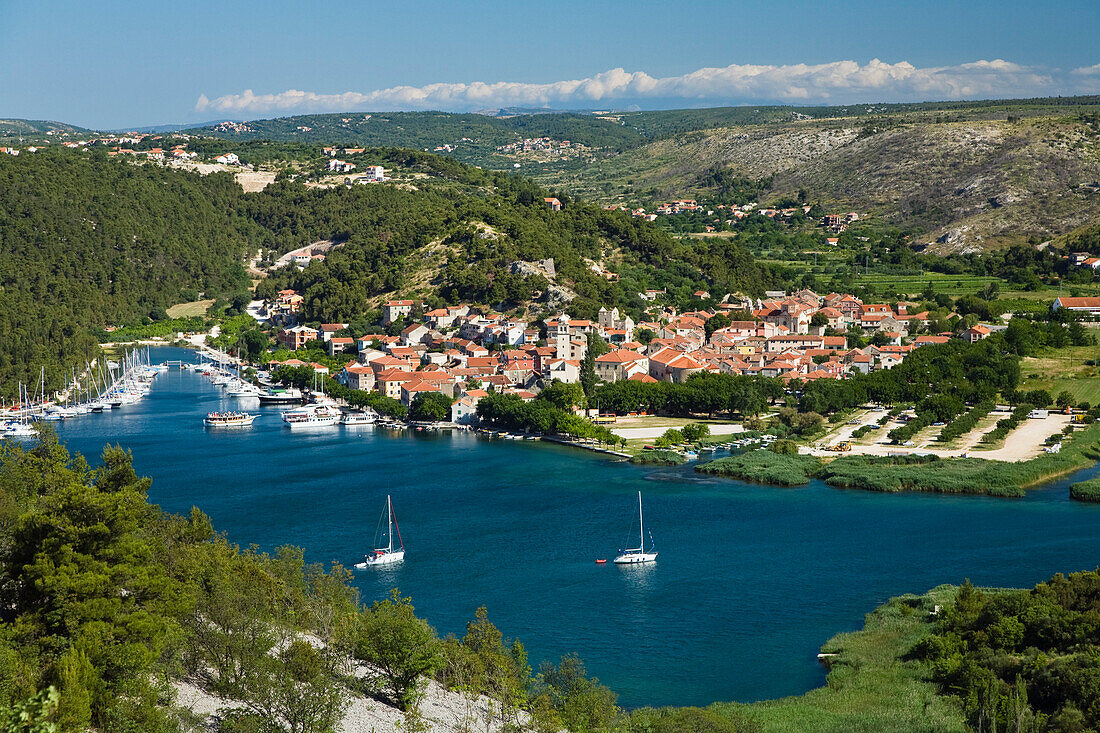 Blick auf die Stadt Skradin am Fluss Krka, Krka Nationalpark, Dalmatien, Kroatien, Europa