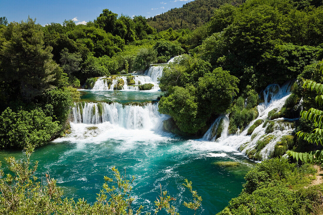 Die Krka Wasserfälle im Sonnenlicht, Krka Nationalpark, Dalmatien, Kroatien, Europa