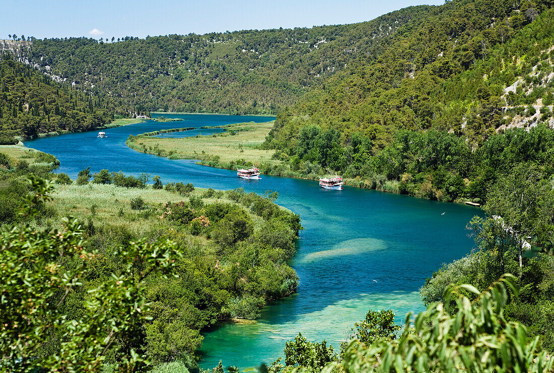 Ausflugsschiffe auf dem Fluss Krka, Krka Nationalpark, Dalmatien, Kroatien, Europa