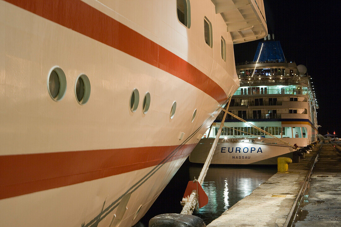Kreuzfahrtschiffe MS Hanseatic und MS Europa liegen nachts an der Pier, Port Elizabeth, Südafrika, Afrika