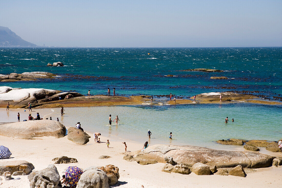 Menschen am Strand, Simon's Town, nahe Kapstadt, Western Cape, Südafrika, Afrika