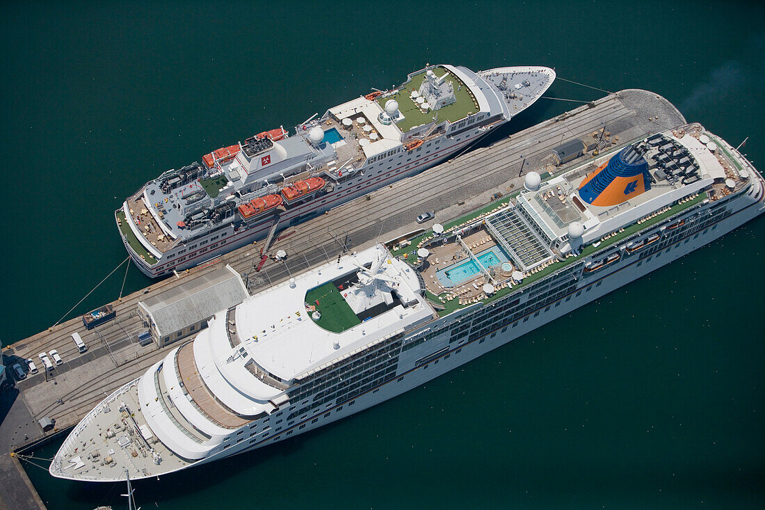 Luftaufnahme von Kreuzfahrtschiffen MS Hanseatic und MS Europa im Hafen an der Waterfront, Kapstadt, Western Cape, Südafrika, Afrika