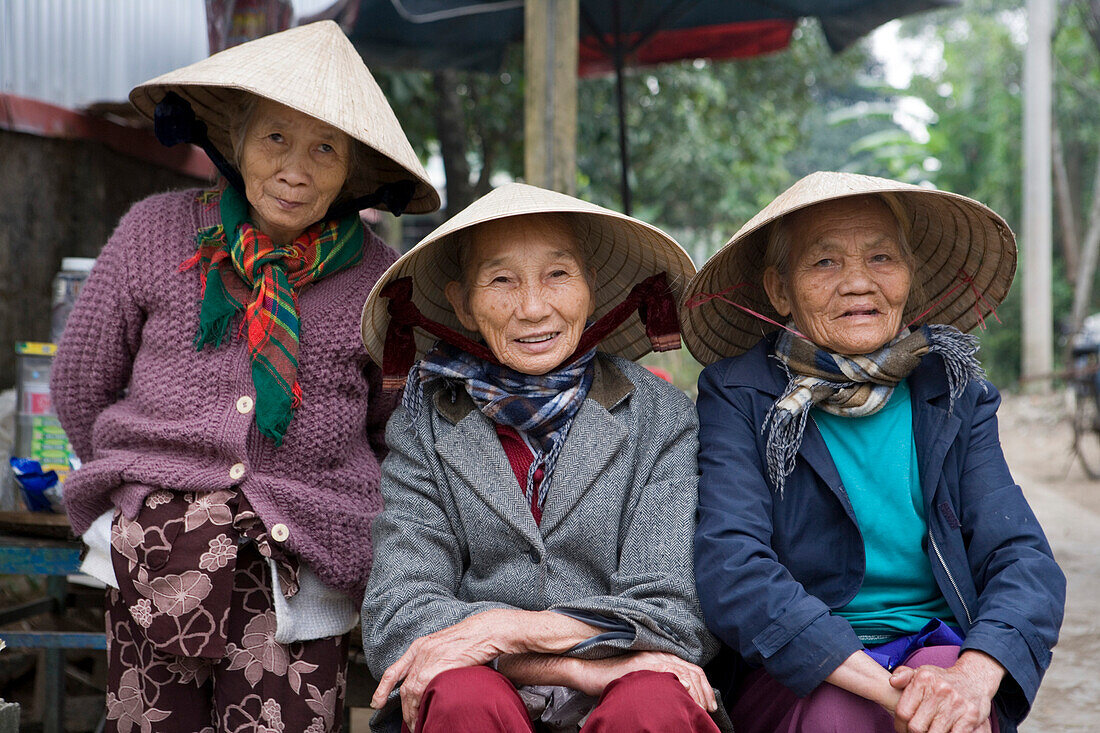 Freundliche vietnamesische Marktfrauen mit traditionellen Hüten, Hue, Thua Thien-Hue, Vietnam, Asien