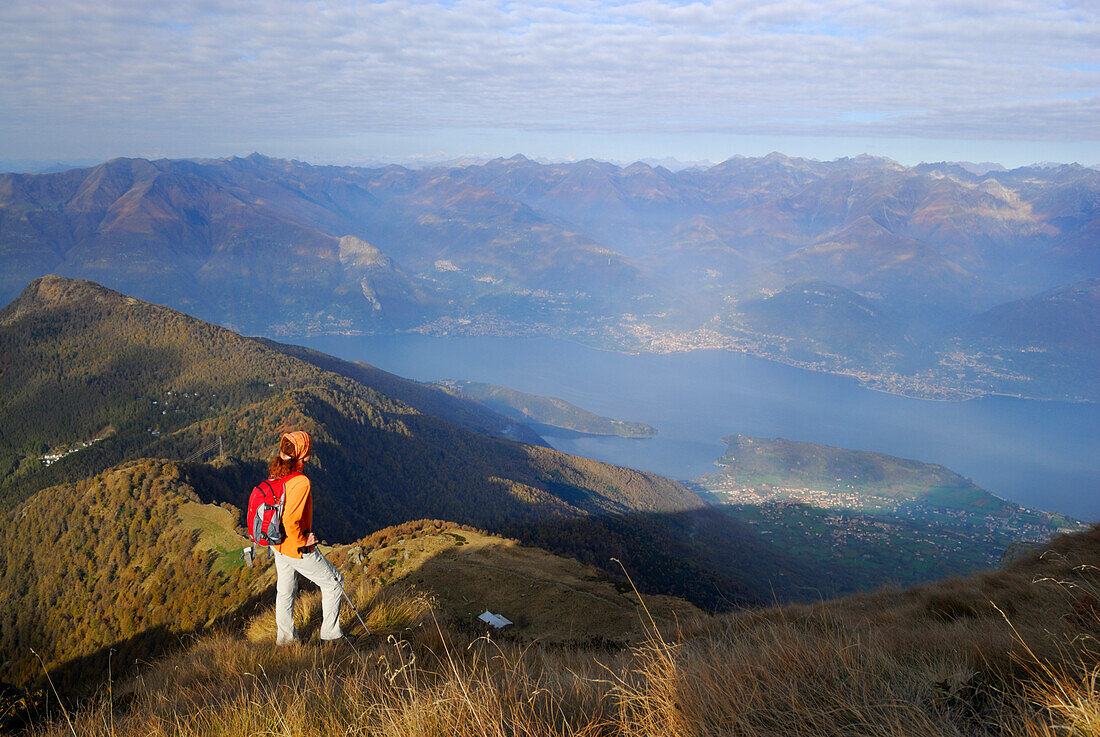 Frau genießt die Aussicht auf den Comer See, Monte Legnone, Bergamasker Alpen, Como, Lombardei, Italien