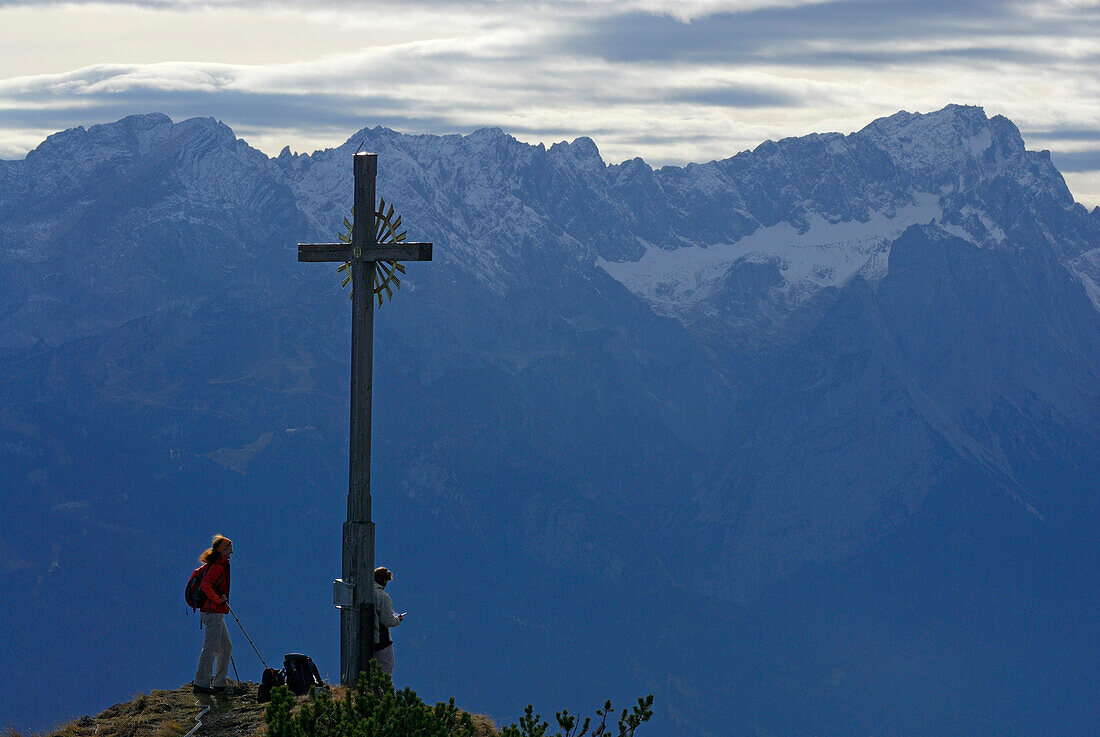 Zwei Frauen am Gipfelkreuz des Hohen Frickens, Estergebrige, Bayern, Deutschland