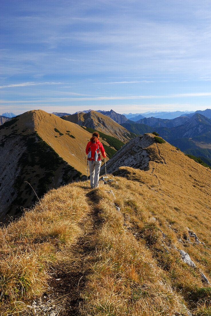 Frau wandert an der Fleischbank, Karwendel, Tirol, Österreich