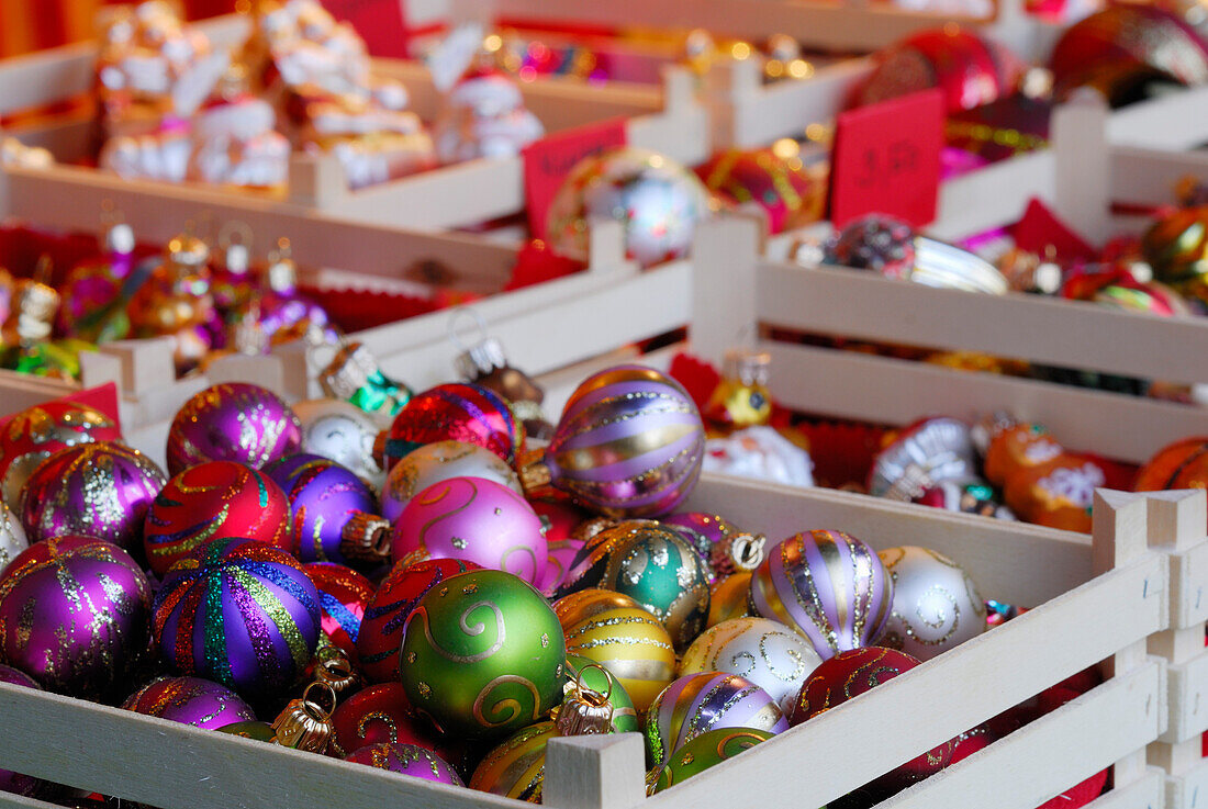 Kisten mit Christbaumkugeln, Christkindlmarkt, Bad Tölz, Bayern, Deutschland