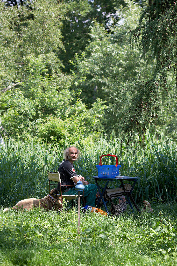 Mann sitzt in einer Wiese, biologisch-dynamisch Landwirtschaft, Demeter, Niedersachsen, Deutschland