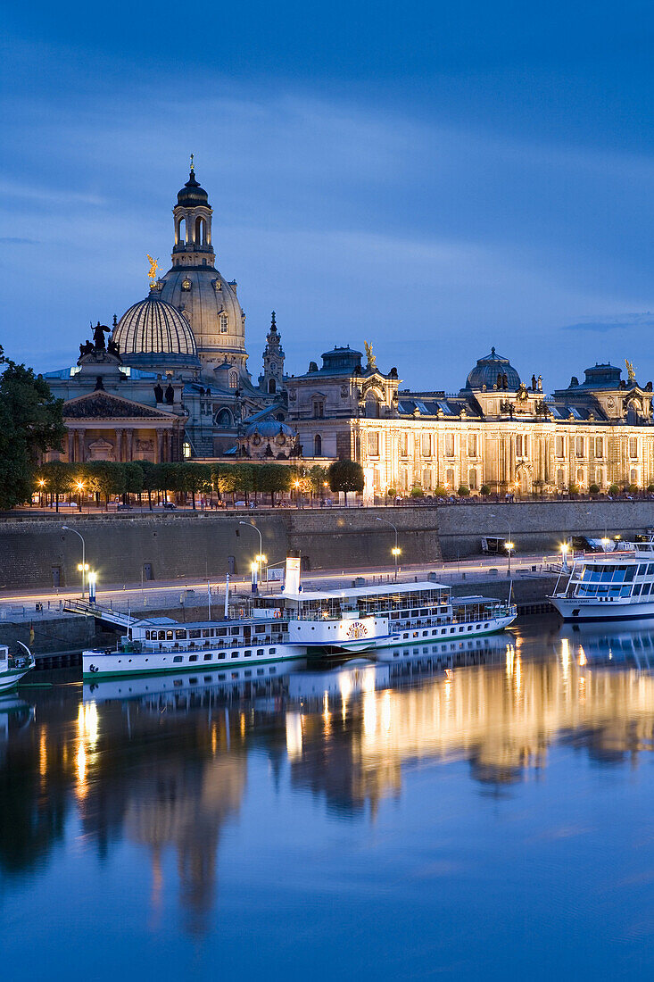 Blick über die Elbe auf Brühlscher Terrasse, Frauenkirche und Akademie der Künste am Abend, Dresden, Sachsen, Deutschland