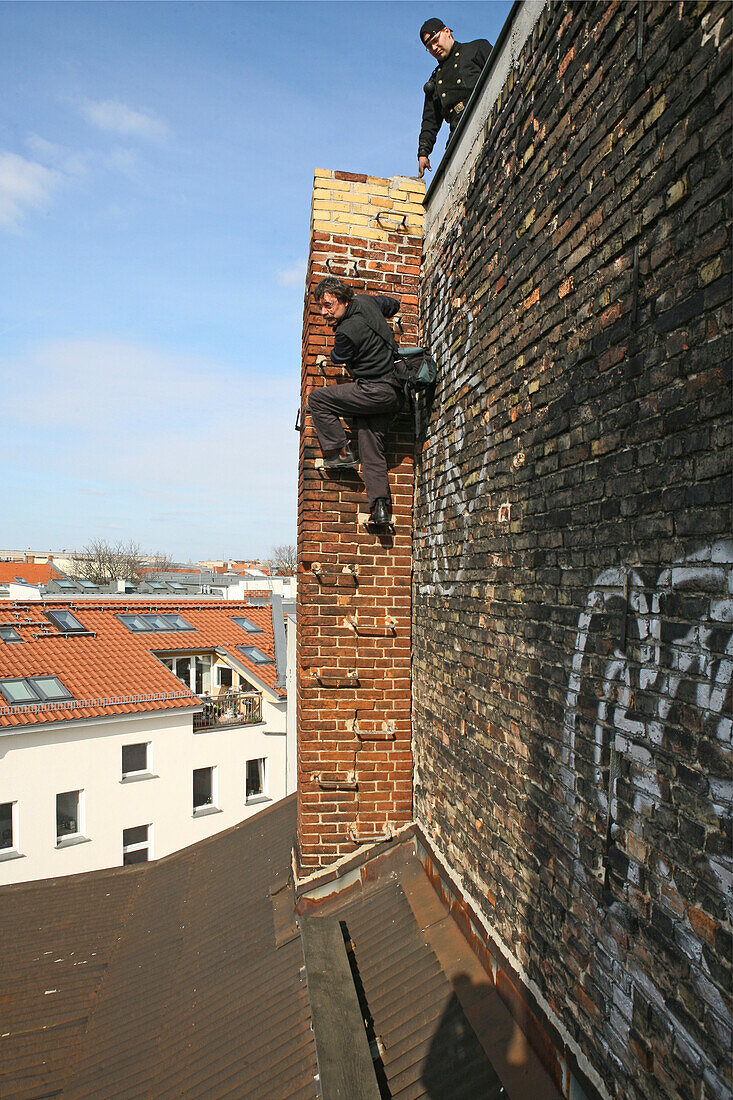 Fotograf KaJo beim Abstieg vom Dach, Schornstein, Kaminabzug, Blick über Berliner Dächer, Schornsteinfeger auf Berliner Dach