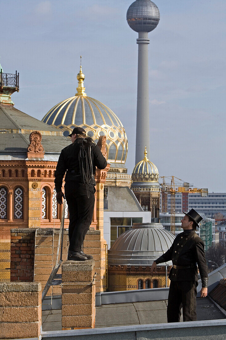 Blick über Berliner Dächer, Schornsteinfeger auf Berliner Dach vor Centrum Judaicum, neue Synagoge