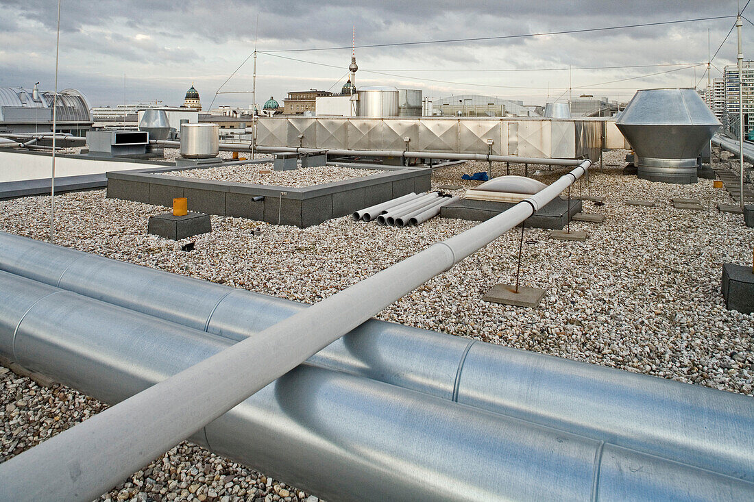 Flachdach, Versorgungsleitungen, Klimaanlage, NH Hotel an der Leipziger Straße.