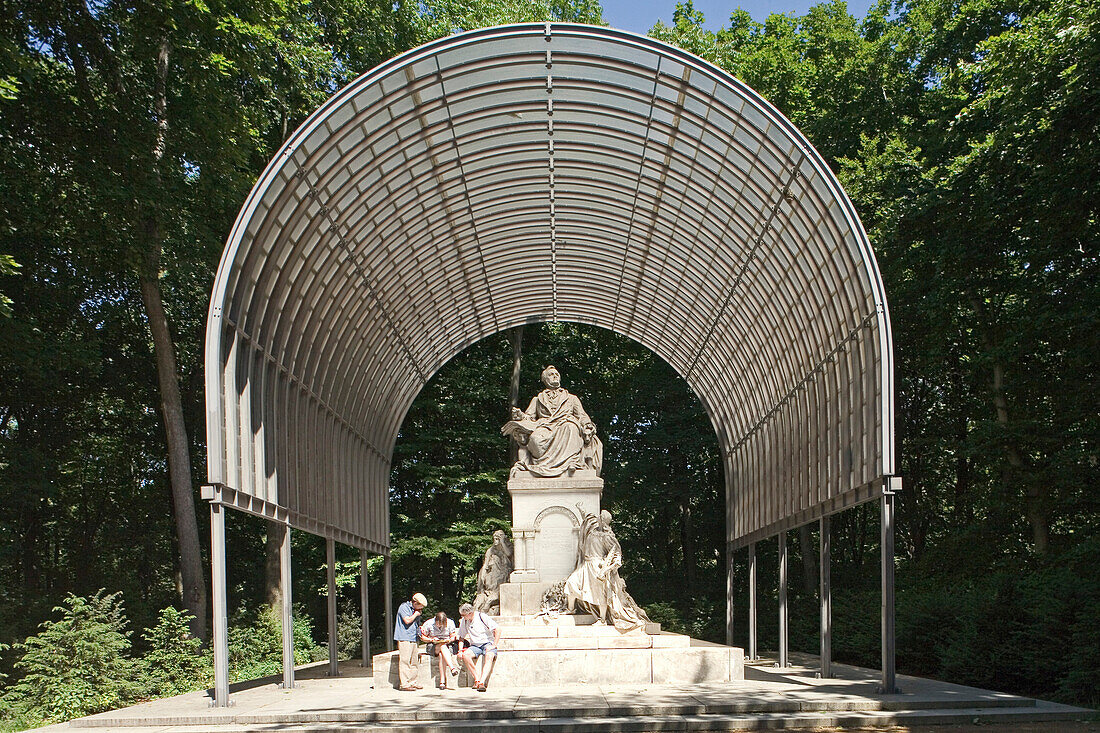 überdachtes Denkmal im Tiergarten, Richard-Wagner-Denkmal in Berlin-Tiergarten ist vom Bildhauer Gustav Eberlein