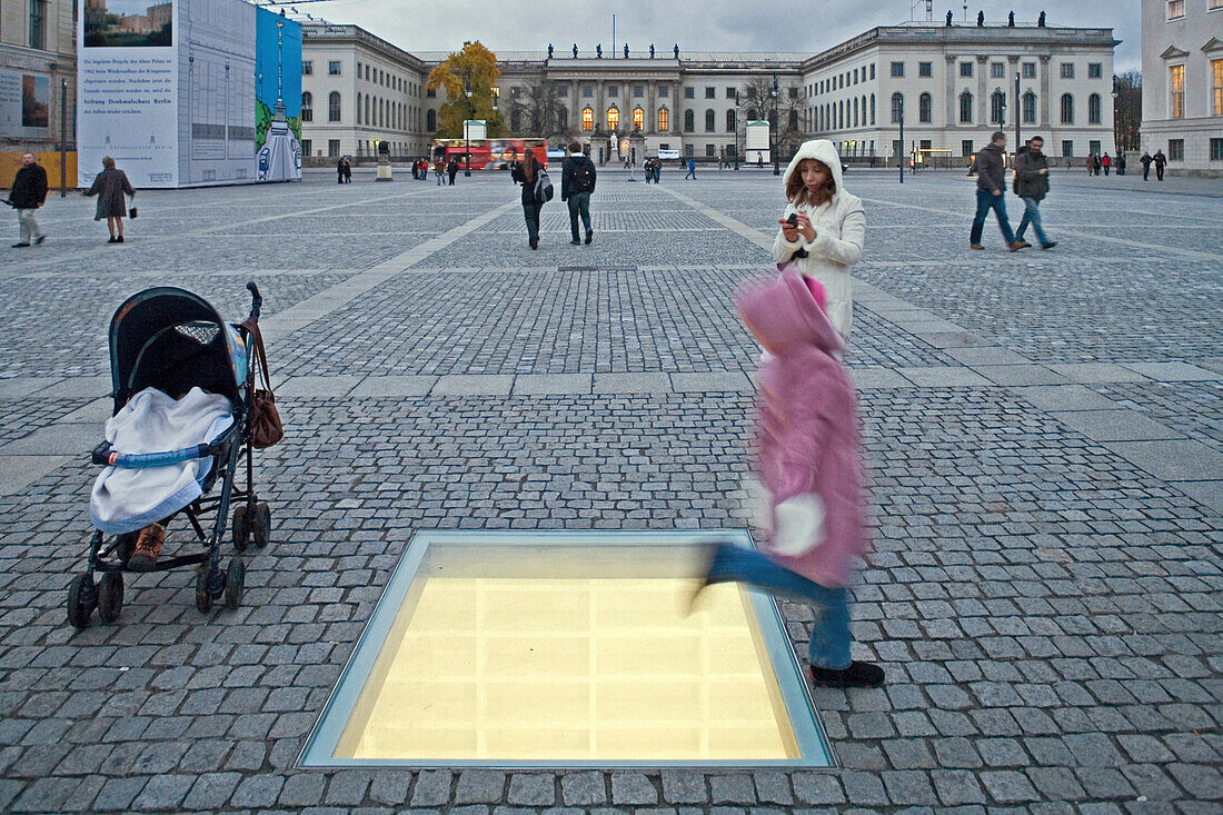 Mahnmal zur Erinnerung an die Bücherverbrennung, Bebelplatz, auf dem Bebelplatz