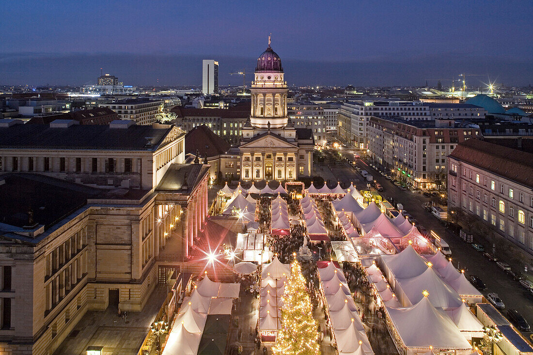 Gendarmenmarkt, von Schinkel geplante Schauspielhaus, Blick vom Deutschen zum Französischen Dom. Berliner Weihnachtsmärkte