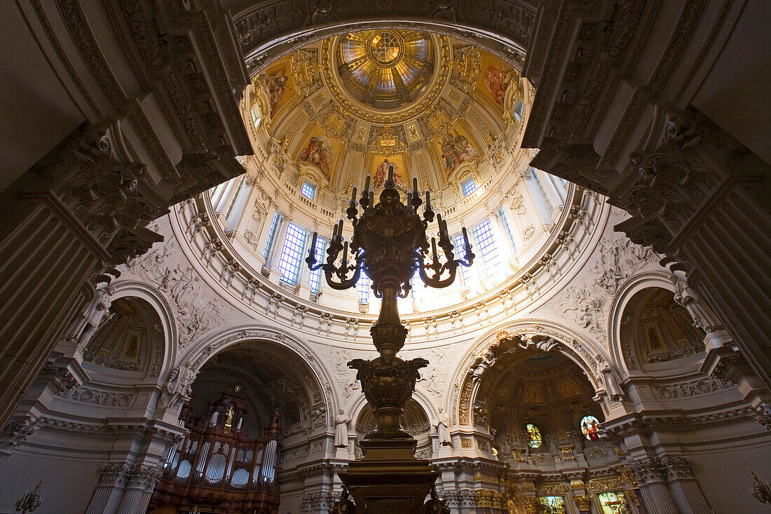 Der Berliner Dom, blick vom Seitenschiff in die Kuppel