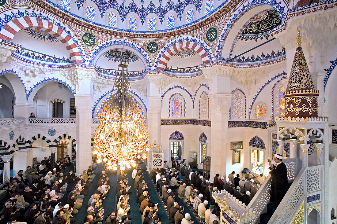 Innenaufnahme. Sehitlik Camii Moschee Gebetshalle, hier während des Freitagsgebets.